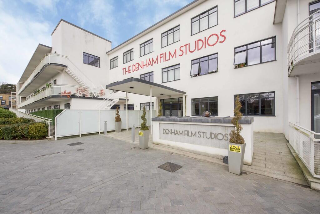 2 bed Apartment for rent in Uxbridge. From Andrews Turbervilles Estate Agents - Hillingdon - Crescent Parade