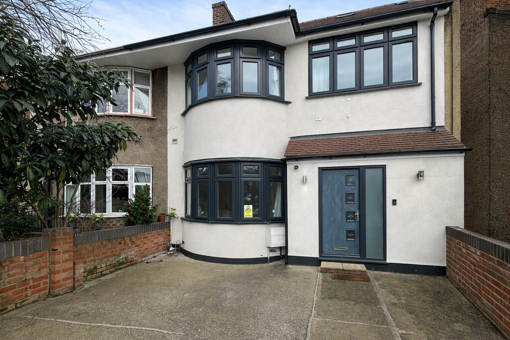 6 bed Mid Terraced House for rent in Southall. From Andrews Turbervilles Estate Agents - Hillingdon - Crescent Parade