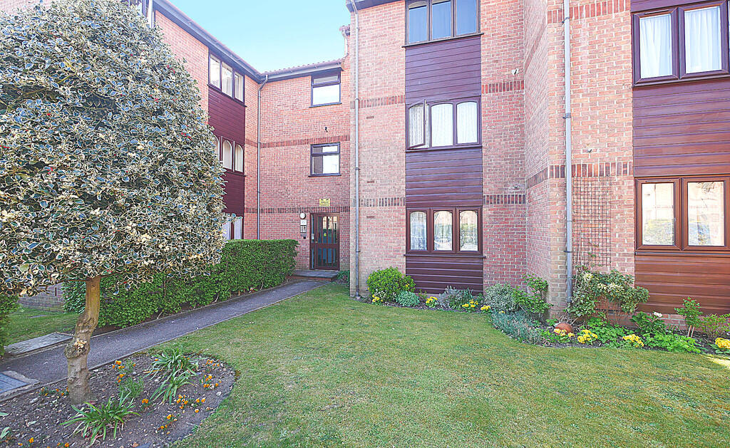 4 bed Studio for rent in Southall. From Andrews Turbervilles Estate Agents - Hillingdon - Crescent Parade