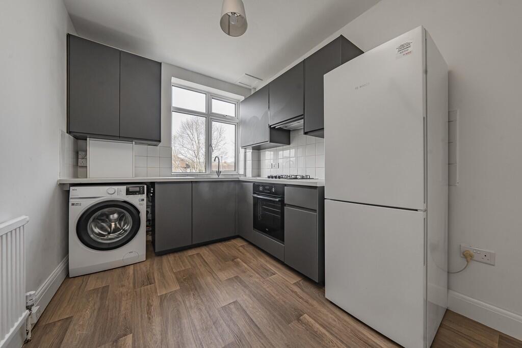 2 bed 1st Floor Flat for rent in Denham. From Andrews Turbervilles Estate Agents - Hillingdon - Crescent Parade