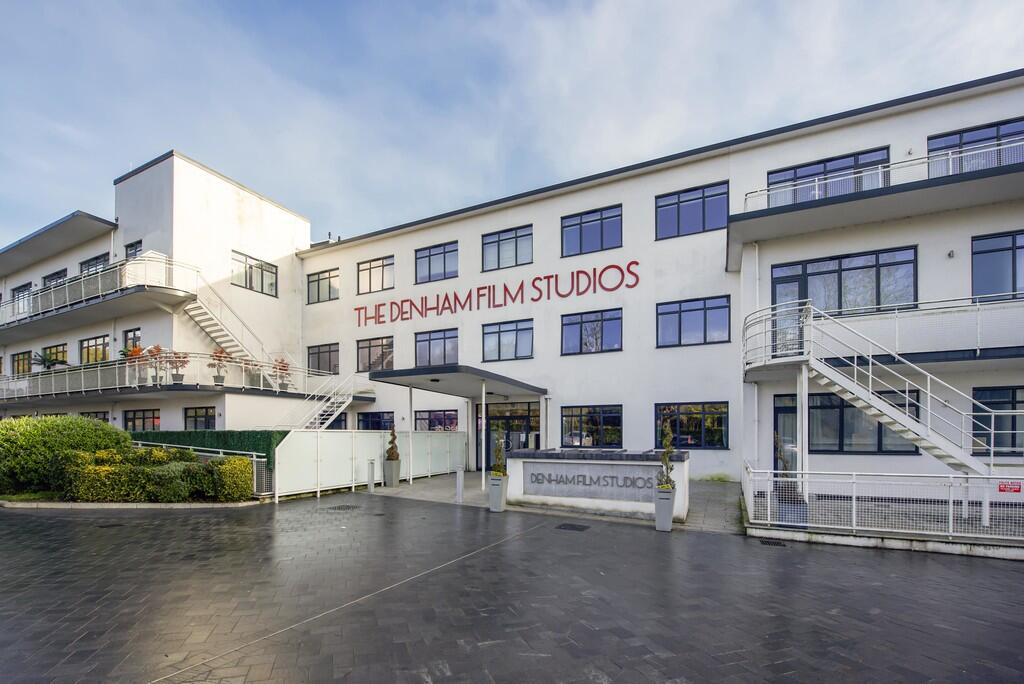 1 bed Apartment for rent in Denham. From Andrews Turbervilles Estate Agents - Hillingdon - Crescent Parade