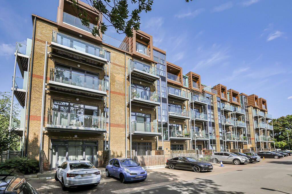 1 bed 1st Floor Flat for rent in Uxbridge. From Andrews Turbervilles Estate Agents - Hillingdon - Crescent Parade