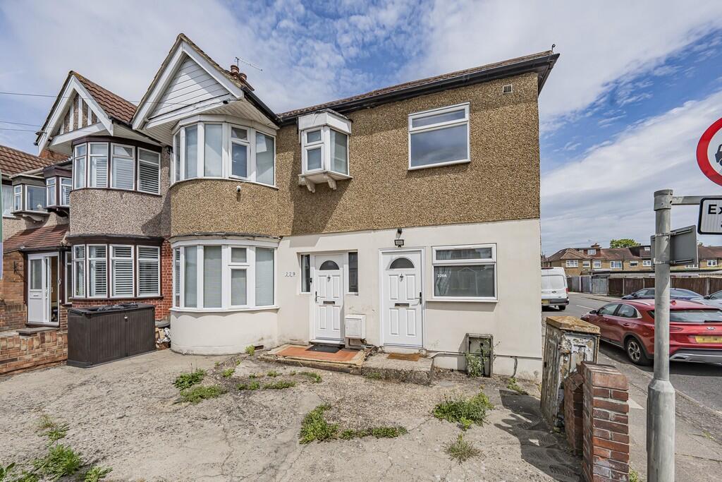 1 bed End of Terrace for rent in Ruislip. From Andrews Turbervilles Estate Agents - Hillingdon - Crescent Parade