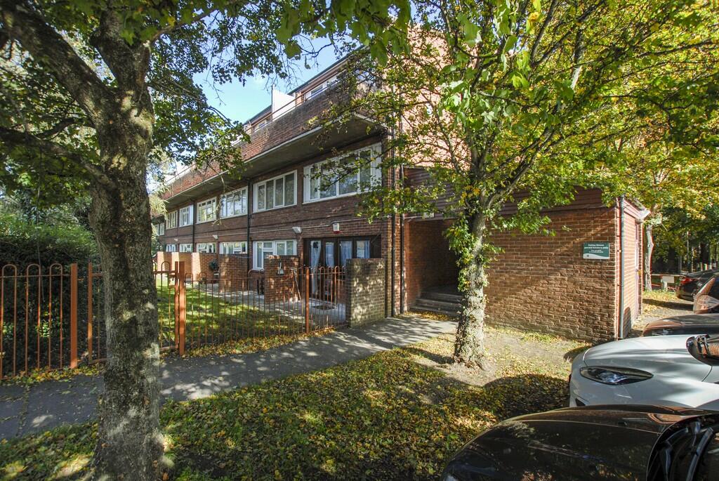 4 bed Studio for rent in Uxbridge. From Andrews Turbervilles Estate Agents - Hillingdon - Crescent Parade