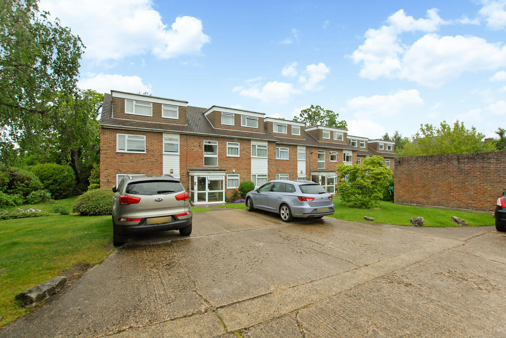 2 bed Apartment for rent in Uxbridge. From Andrews Turbervilles Estate Agents - Hillingdon - Crescent Parade 2 bed Apartment for rent in Uxbridge. From Andrews Turbervilles Estate Agents - Hillingdon - Crescent Parade