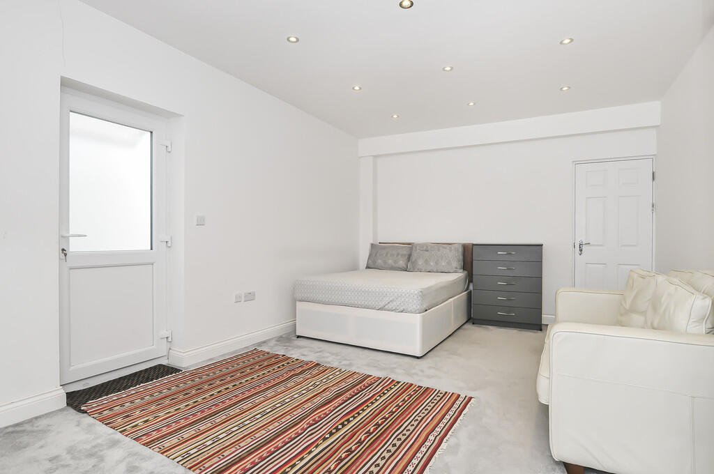 4 bed Studio for rent in Uxbridge. From Andrews Turbervilles Estate Agents - Hillingdon - Crescent Parade