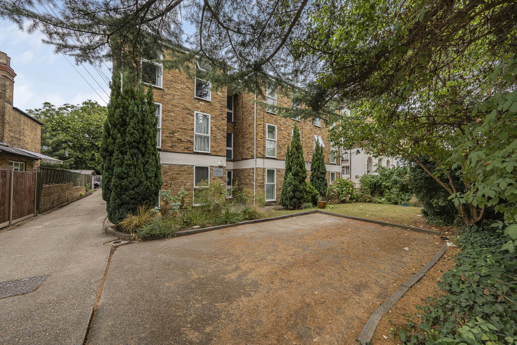 1 bed 1st Floor Flat for rent in Uxbridge. From Andrews Turbervilles Estate Agents - Hillingdon - Crescent Parade 1 bed 1st Floor Flat for rent in Uxbridge. From Andrews Turbervilles Estate Agents - Hillingdon - Crescent Parade