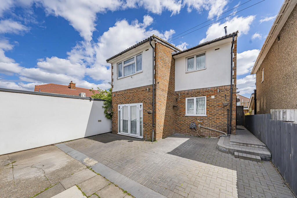 4 bed Detached for rent in Southall. From Andrews Turbervilles Estate Agents - Hillingdon - Crescent Parade 4 bed Detached for rent in Southall. From Andrews Turbervilles Estate Agents - Hillingdon - Crescent Parade