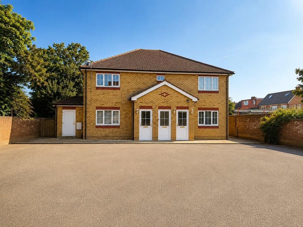 2 bed Apartment for rent in Hitchambury. From Andrews Turbervilles Estate Agents - Hillingdon - Crescent Parade