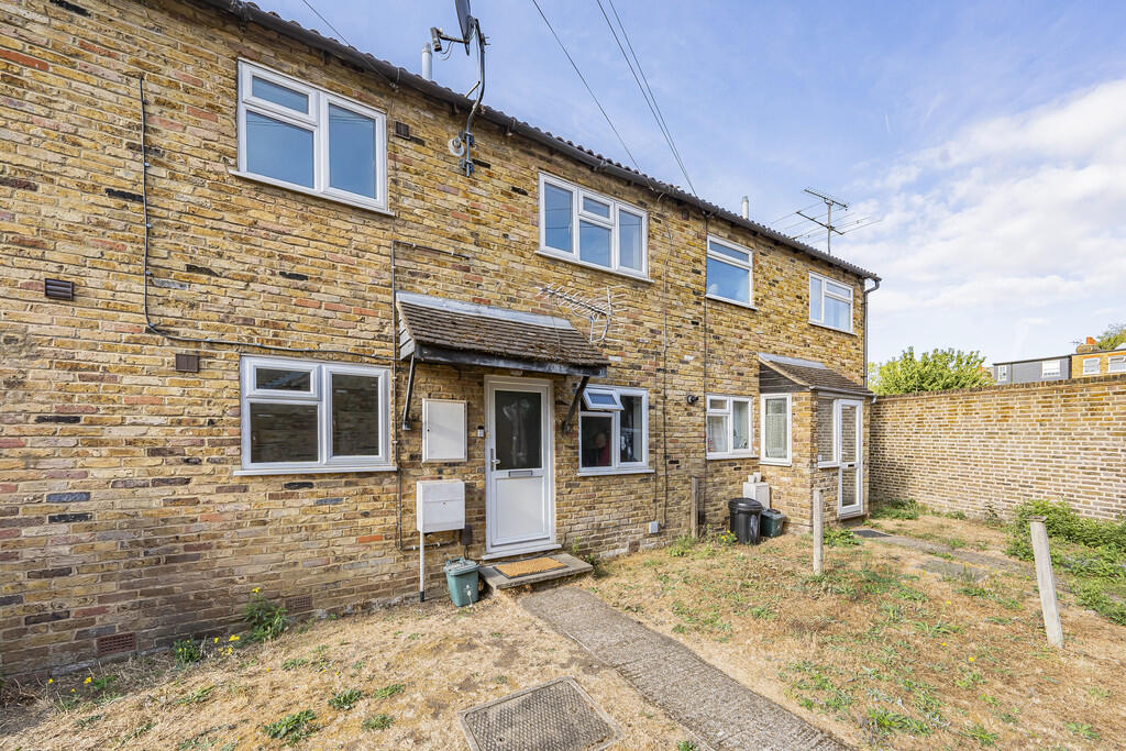 1 bed Mid Terraced House for rent in Uxbridge. From Andrews Turbervilles Estate Agents - Hillingdon - Crescent Parade