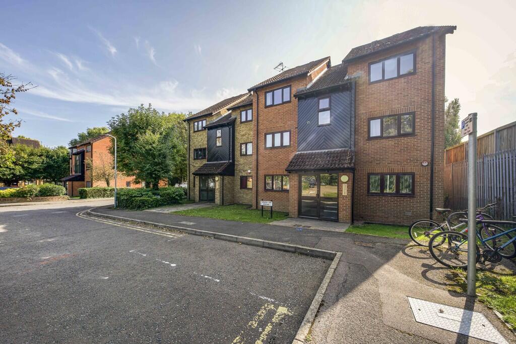 1 bed Apartment for rent in Uxbridge. From Andrews Turbervilles Estate Agents - Hillingdon - Crescent Parade 1 bed Apartment for rent in Uxbridge. From Andrews Turbervilles Estate Agents - Hillingdon - Crescent Parade