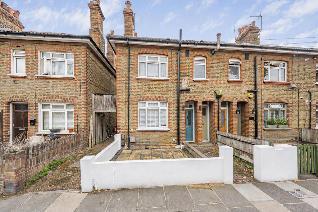 1 bed House (unspecified) for rent in Richmond. From Andrews Turbervilles Estate Agents - Hillingdon - Crescent Parade