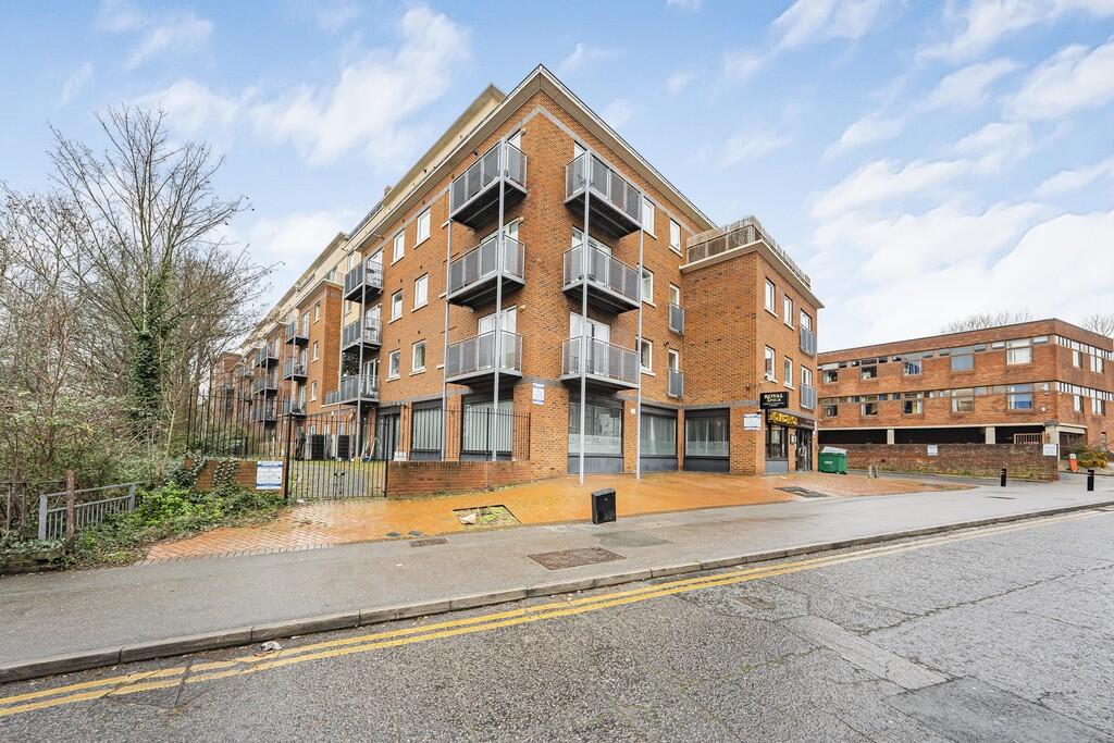 1 bed 1st Floor Flat for rent in Uxbridge. From Andrews Turbervilles Estate Agents - Hillingdon - Crescent Parade