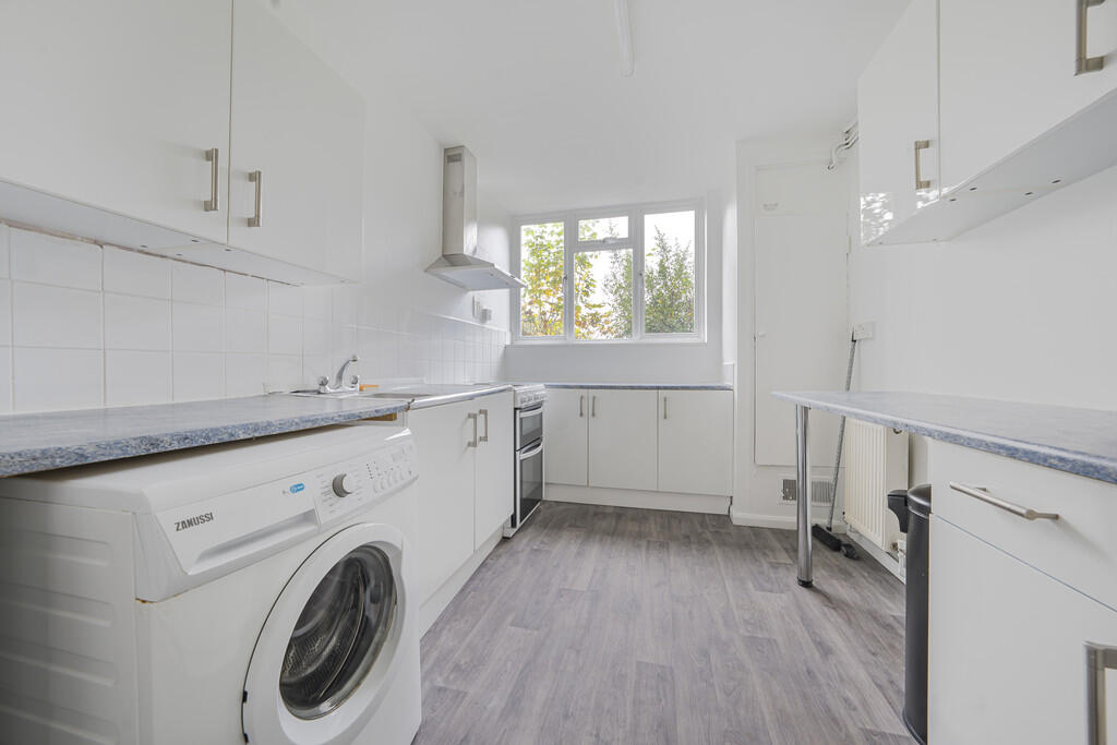 2 bed Apartment for rent in Uxbridge. From Andrews Turbervilles Estate Agents - Hillingdon - Crescent Parade 2 bed Apartment for rent in Uxbridge. From Andrews Turbervilles Estate Agents - Hillingdon - Crescent Parade