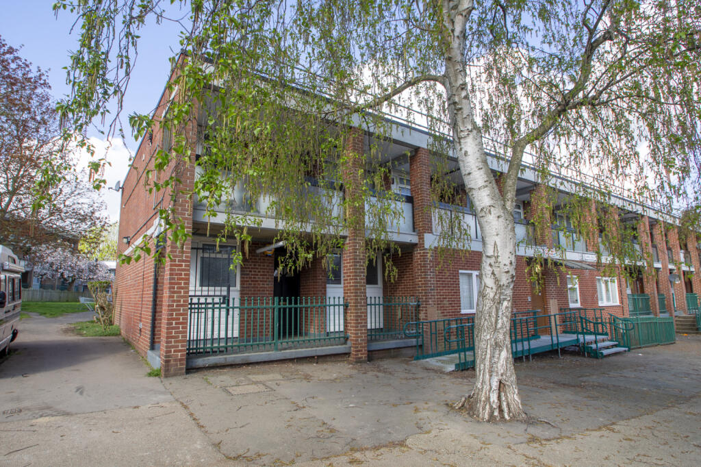 1 bed Annexe for rent in Eltham. From Anthony James - South East