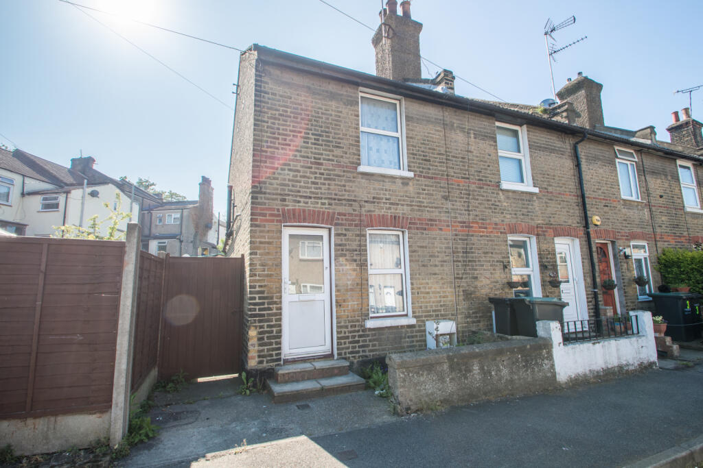 2 bed End of Terrace for rent in Northfleet. From Anthony James - South East