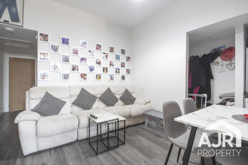 2 bed 1st Floor Flat for rent in London. From Anthony James - South East