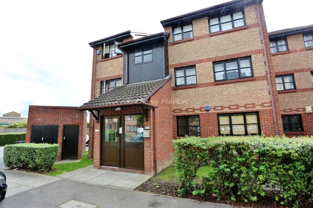 1 bed Apartment for rent in Crayford. From Anthony Martin Estate Agents - Dartford