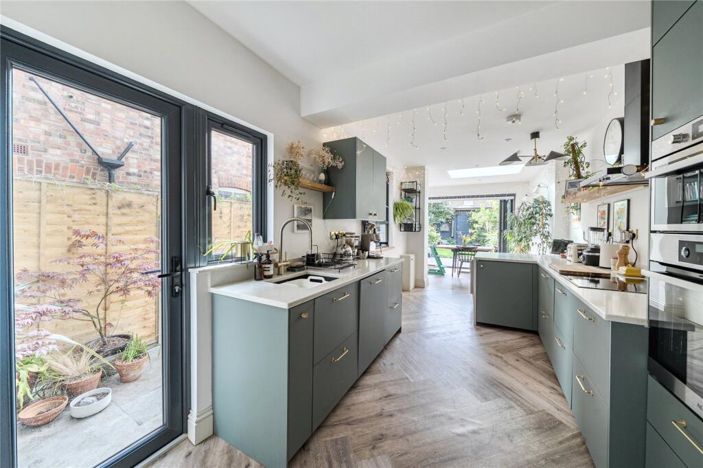 5 bed Mid Terraced House for rent in Hornsey. From Anthony Pepe Estate Agents - Harringay