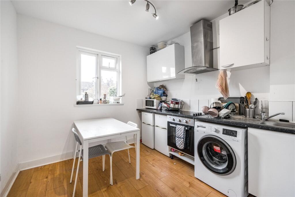 2 bed Mid Terraced House for rent in Hornsey. From Anthony Pepe Estate Agents - Harringay
