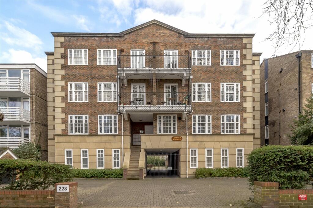 2 bed Apartment for rent in Richmond. From Antony Roberts Estate Agents -  Kew - Lettings