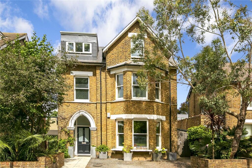 3 bed Detached for rent in Richmond upon Thames. From Antony Roberts Estate Agents -  Kew - Lettings