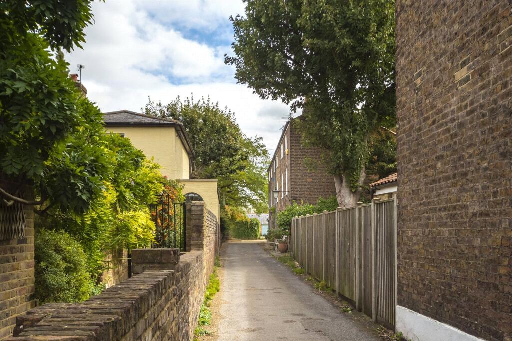 2 bed Mid Terraced House for rent in Richmond upon Thames. From Antony Roberts Estate Agents -  Kew - Lettings