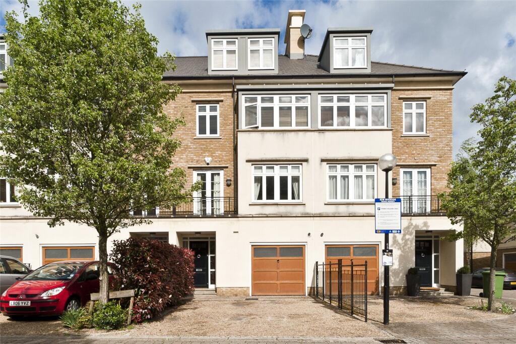 5 bed Mid Terraced House for rent in Richmond upon Thames. From Antony Roberts Estate Agents -  Kew - Lettings
