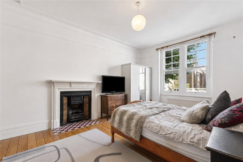 3 bed Apartment for rent in Kensington. From Antony Roberts Estate Agents - East Sheen