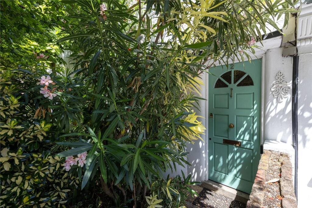 2 bed Mid Terraced House for rent in Richmond upon Thames. From Antony Roberts Estate Agents - Richmond - Lettings