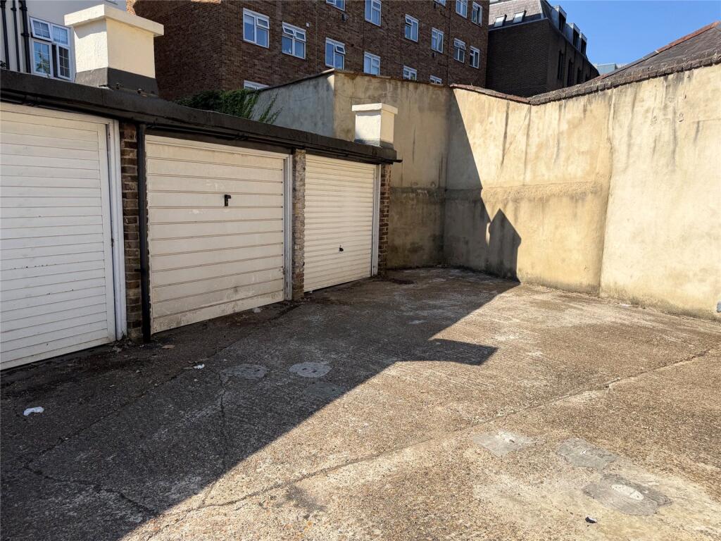 4 bed Mid Terraced House for rent in Richmond upon Thames. From Antony Roberts Estate Agents - Richmond - Lettings