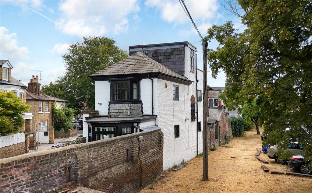 3 bed End of Terrace for rent in Richmond upon Thames. From Antony Roberts Estate Agents - Richmond - Lettings