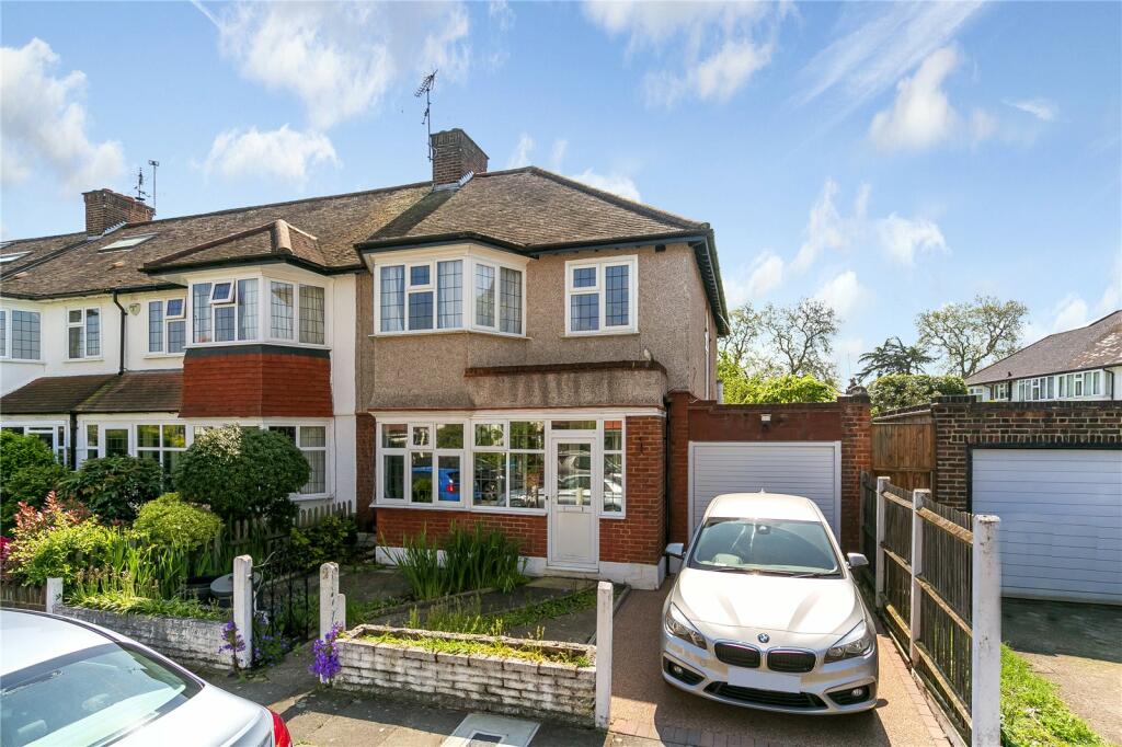 3 bed Detached House for rent in Twickenham. From Antony Roberts Estate Agents - St Margarets