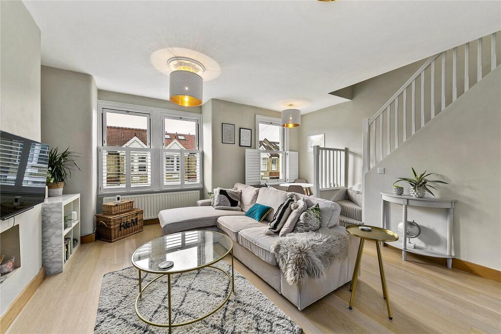 3 bed Mid Terraced House for rent in Twickenham. From Antony Roberts Estate Agents - St Margarets