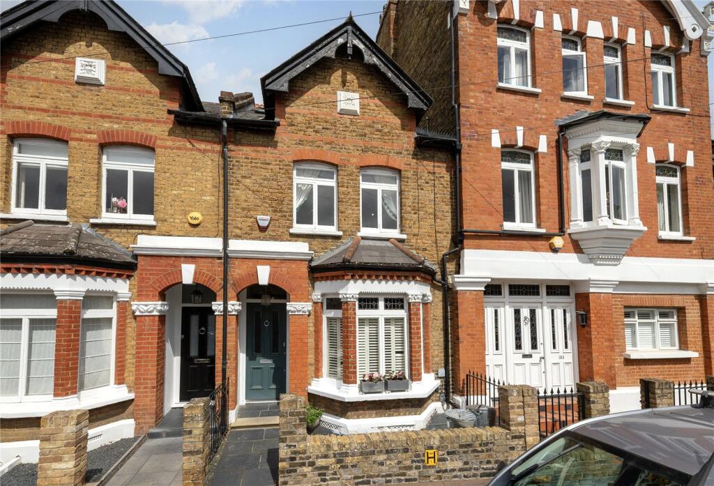 4 bed Mid Terraced House for rent in Twickenham. From Antony Roberts Estate Agents - St Margarets