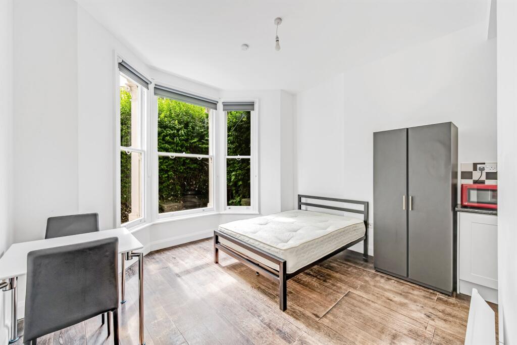 4 bed 1st Floor Flat for rent in Kensington. From Atlas Property Letting & Services Ltd - London