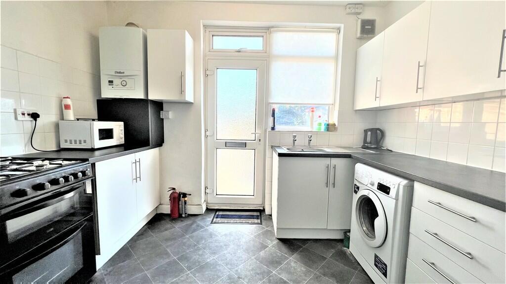 2 bed Maisonette for rent in Potters Bar. From Auckland Estates - Potters Bar