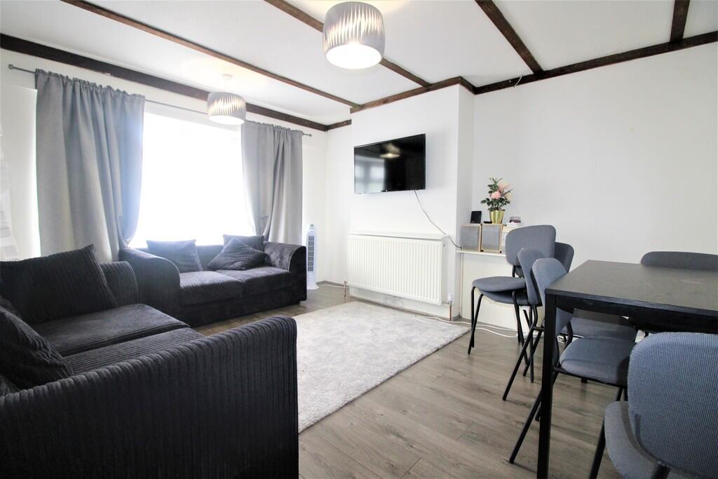 5 bed Semi Detached for rent in Potters Bar. From Auckland Estates Limited - Potters Bar