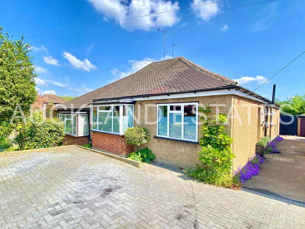 3 bed Semi-detached bungalow for rent in Potters Bar. From Auckland Estates Limited - Potters Bar