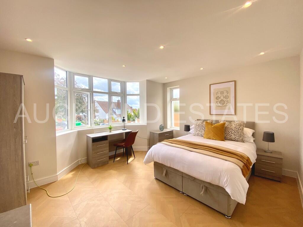 4 bed Studio for rent in Potters Bar. From Auckland Estates Limited - Potters Bar