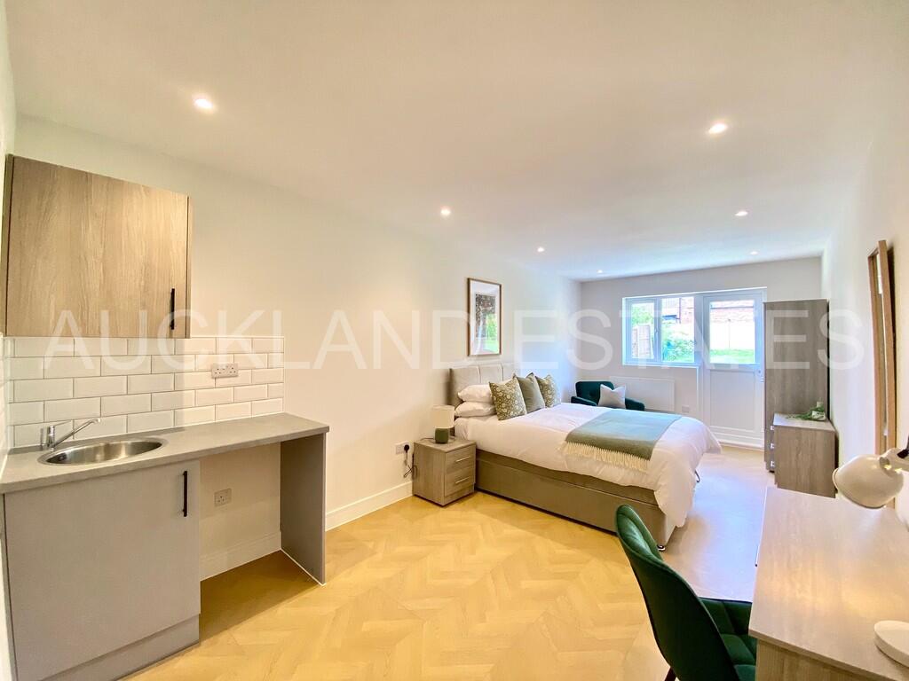 4 bed Studio for rent in Potters Bar. From Auckland Estates Limited - Potters Bar