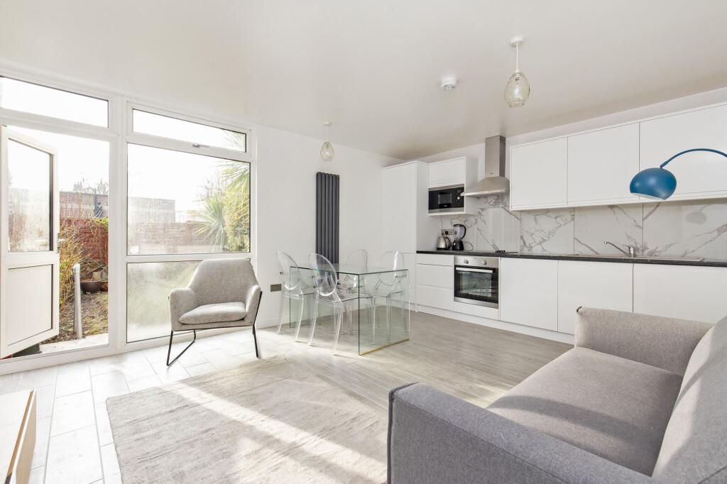 4 bed End of Terrace for rent in Islington. From Austin Homes - London