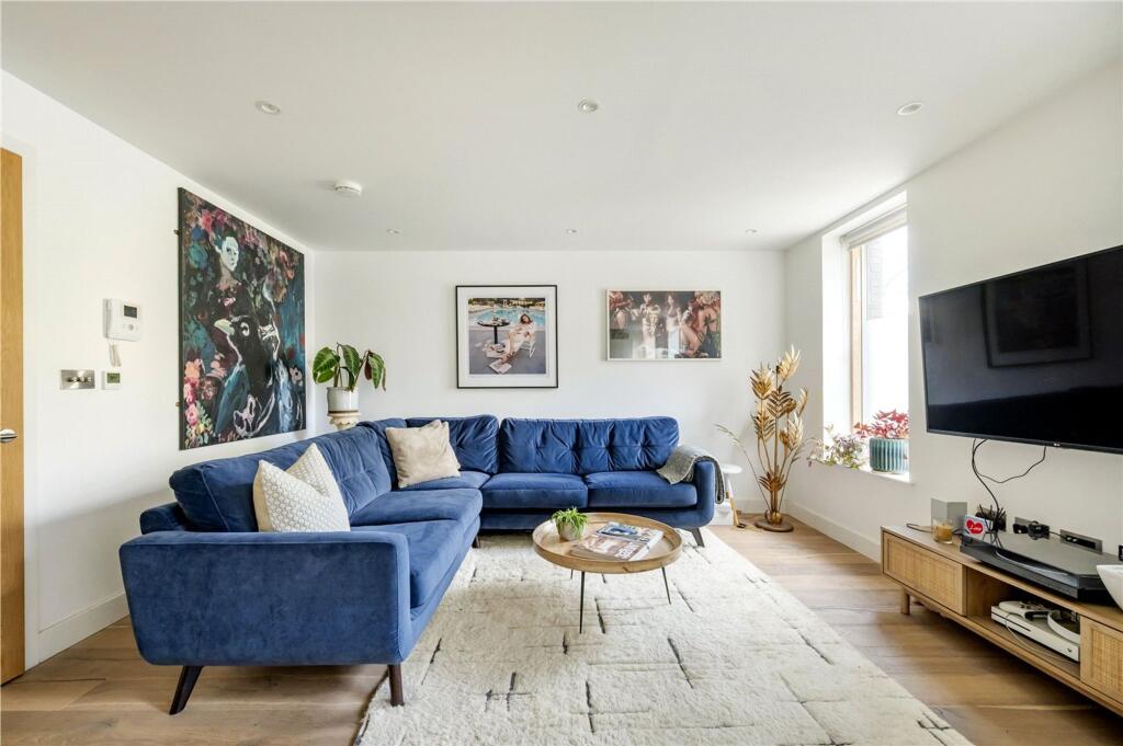 2 bed Duplex for rent in Hackney. From Austin Homes - London