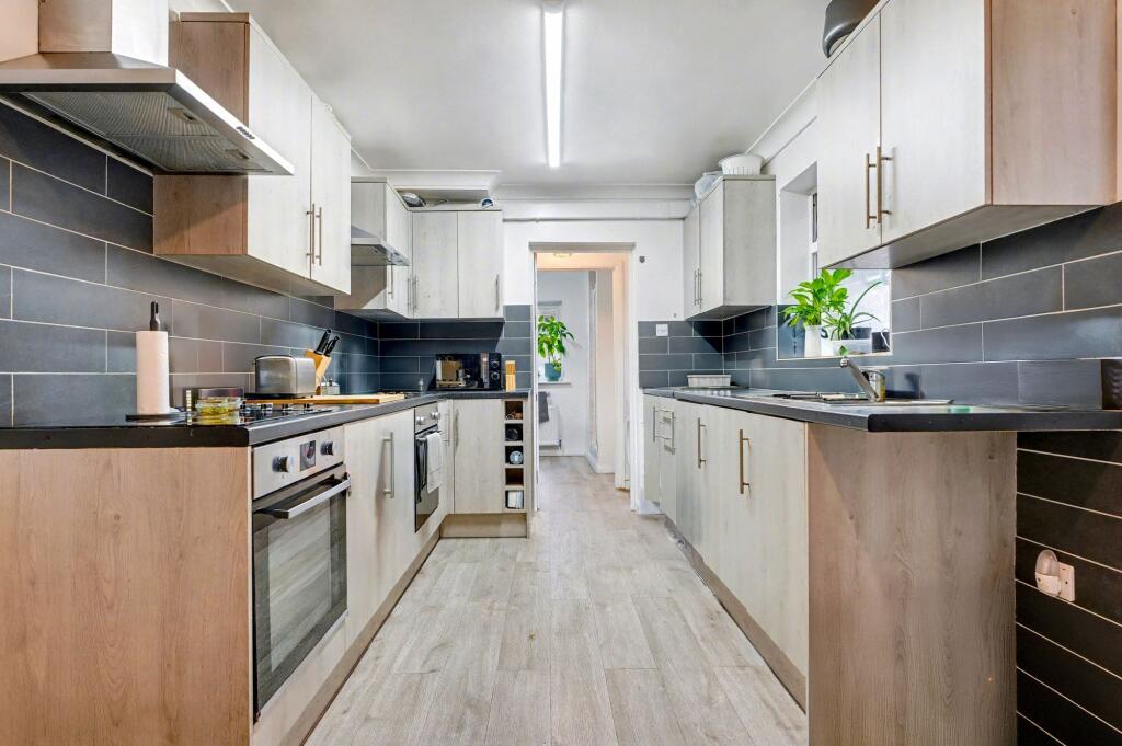 6 bed Mid Terraced House for rent in London. From Austin Homes - London
