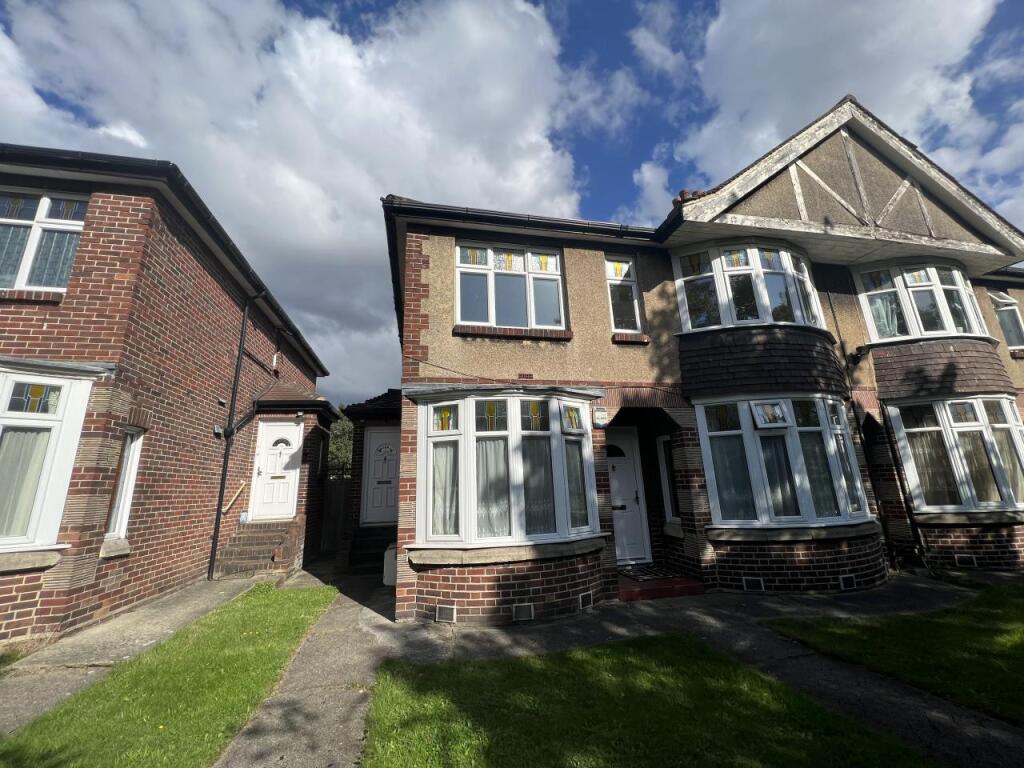 2 bed 1st Floor Flat for rent in Wanstead. From B Bailey & Co Ltd - Ilford