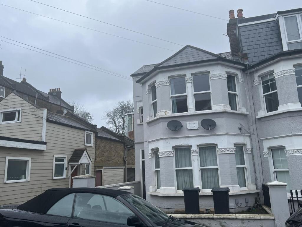4 bed 1st Floor Flat for rent in Woodford. From B Bailey & Co Ltd - Ilford