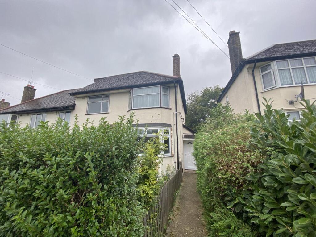 2 bed 1st Floor Flat for rent in Woodford. From B Bailey & Co Ltd - Ilford