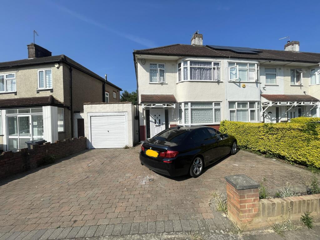 3 bed Semi Detached for rent in Chigwell Row. From Baker Estates - Hainault 3 bed Semi Detached for rent in Chigwell Row. From Baker Estates - Hainault