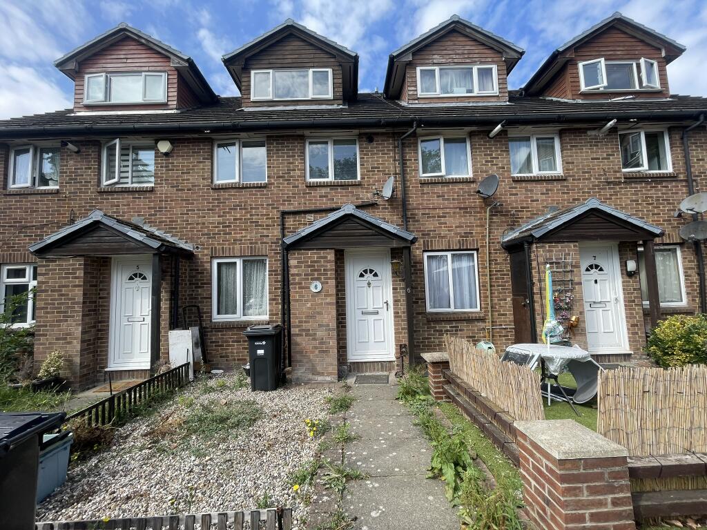 2 bed Annexe for rent in Chigwell. From Baker Estates - Hainault