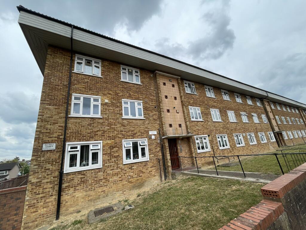 2 bed 1st Floor Flat for rent in Chigwell. From Baker Estates - Hainault 2 bed 1st Floor Flat for rent in Chigwell. From Baker Estates - Hainault